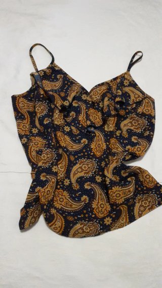 Camiseta floral negra y multicolor