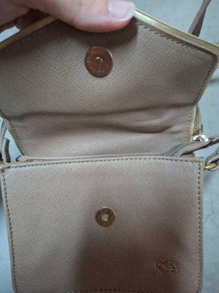Bolso beige con detalles dorados