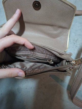 Bolso beige con detalles dorados