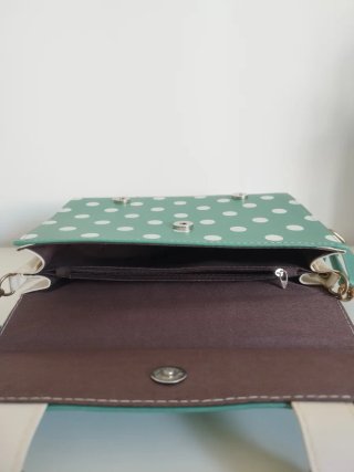 Bolso verde con topos blancos