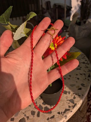 Collar de cuentas coral rojo con cierre de acero
