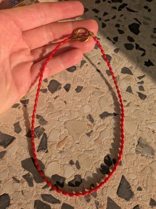 Collar de cuentas coral rojo con cierre de acero