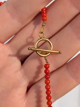 Collar de cuentas coral rojo con cierre de acero