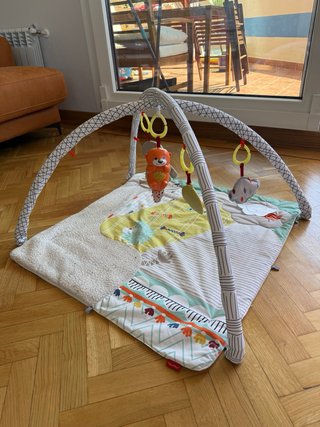 Manta de actividades con arco de juegos