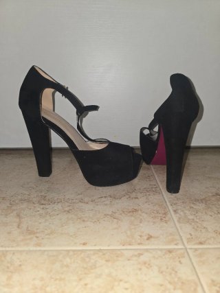 Zapatos de tacón negros y fucsia