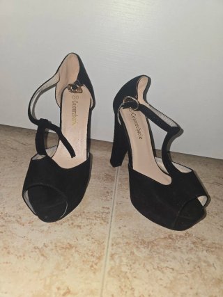 Zapatos de tacón negros y fucsia