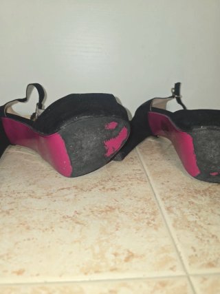 Zapatos de tacón negros y fucsia