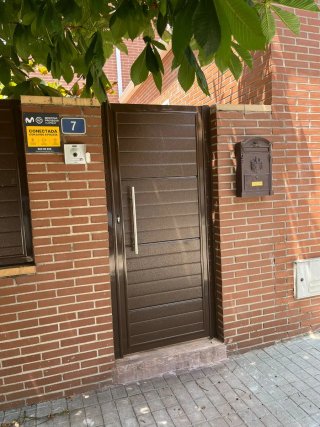 Fabricamos Puertas doble hoja de aluminio soldado