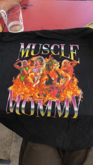 Camiseta Muscle Mommy Meme