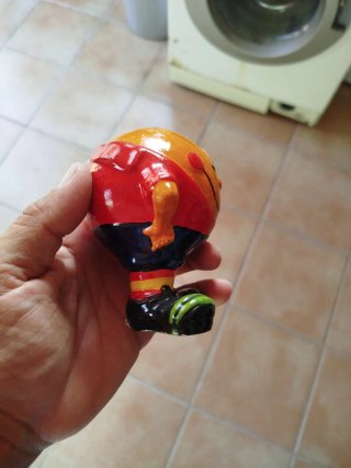 Figura Naranjito con balón