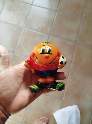 Figura Naranjito con balón
