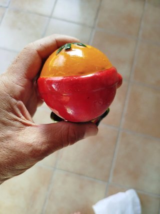 Figura Naranjito con balón
