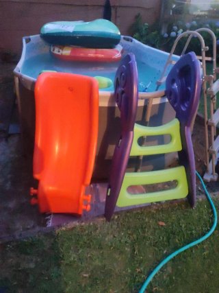 Tobogán Feber para piscina. En Limens, Cangas