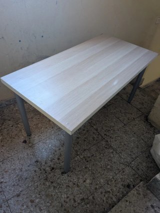 Mesa de escritorio de madera clara