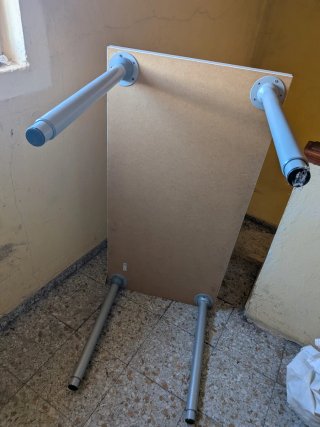 Mesa de escritorio de madera clara