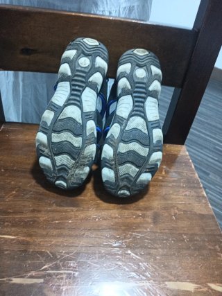 Sandalias cangrejeras negras y azules