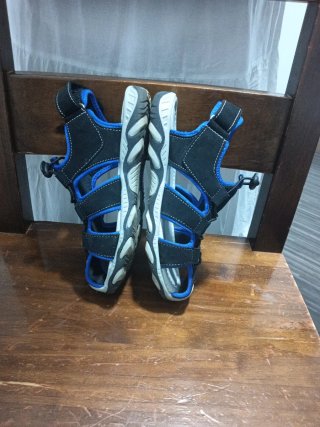 Sandalias cangrejeras negras y azules