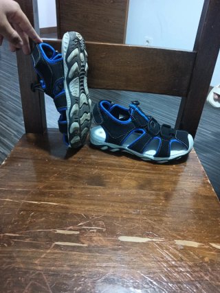 Sandalias cangrejeras negras y azules