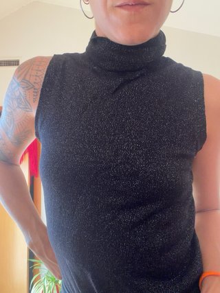 Jersey negro cuello alto sin mangas