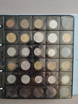 Álbum con 250 monedas extranjeras
