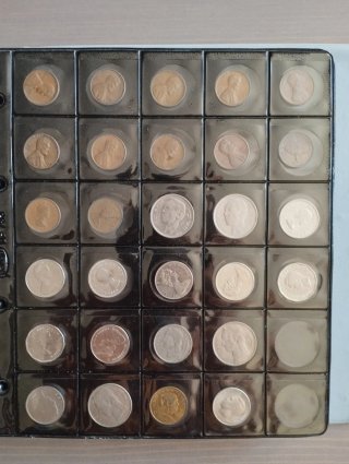 Álbum con 250 monedas extranjeras
