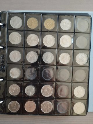 Álbum con 250 monedas extranjeras
