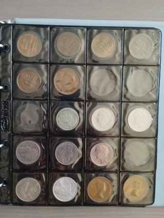 Álbum con 250 monedas extranjeras