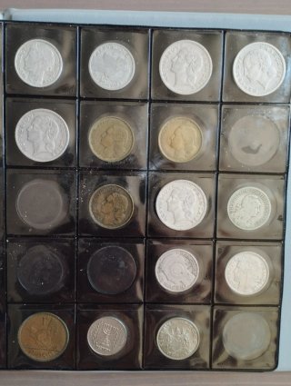 Álbum con 250 monedas extranjeras