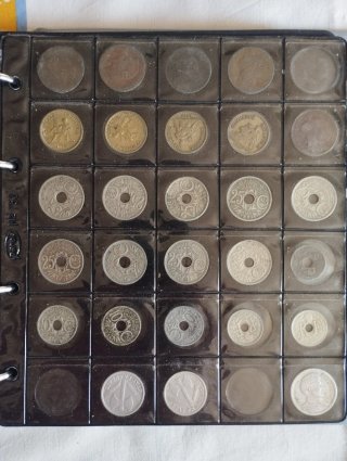 Álbum con 250 monedas extranjeras