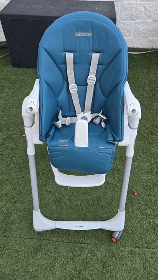 Trona reclinable con ruedas azul petroleo.