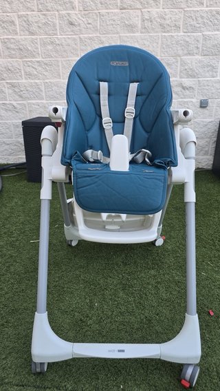 Trona reclinable con ruedas azul petroleo.