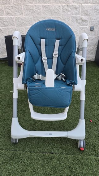 Trona reclinable con ruedas azul petroleo.