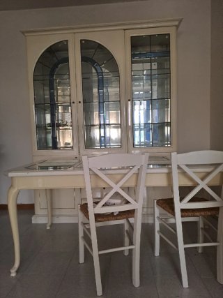 Mobile e tavolo in legno e vetro