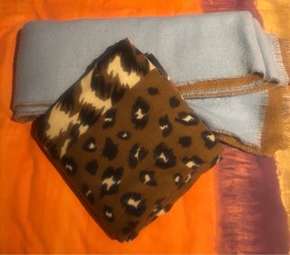 2 Bufandas Parfois: Azul y Leopardo