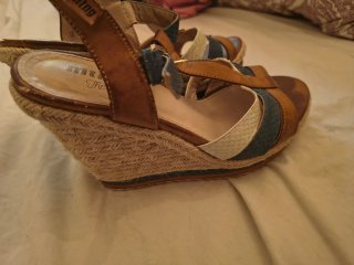 Sandalias Mustang cuña T-bar piel
