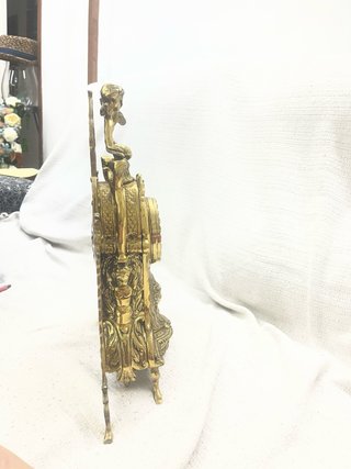 Reloj de bronce antiguo con figura