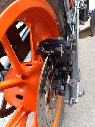 KTM 390 Duke Negra y Naranja A2
