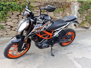 KTM 390 Duke Negra y Naranja A2