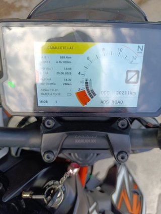 KTM 390 Duke Negra y Naranja A2
