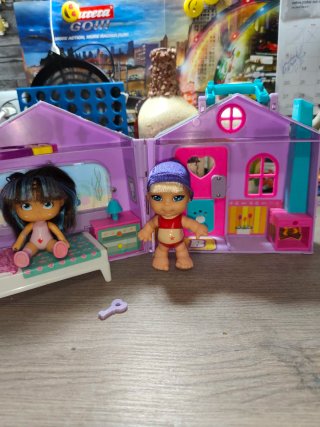 Casita Barriguitas con dos modelos de Famosa