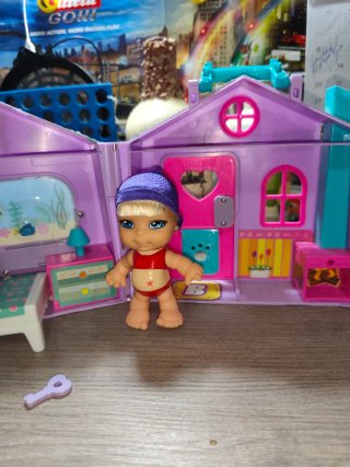 Casita Barriguitas con dos modelos de Famosa