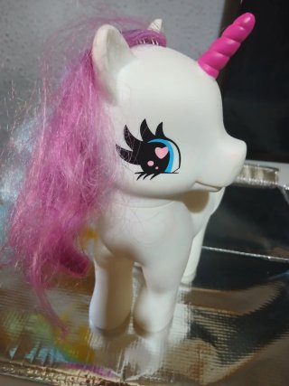 Pony de juguete blanco con crin rosa