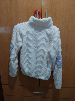 Chaqueta de pelo blanca con flores