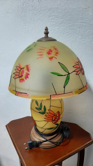 Lámpara de mesa con decorativa floral