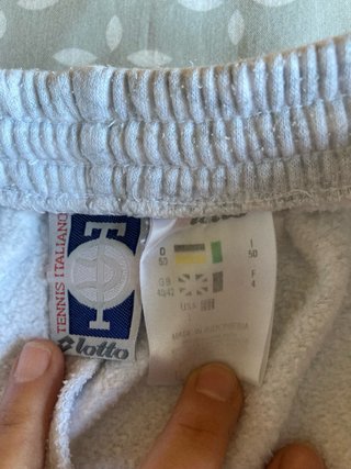 Pantalón chándal Lotto gris con cremallera.