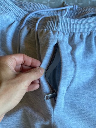 Pantalón chándal Lotto gris con cremallera.
