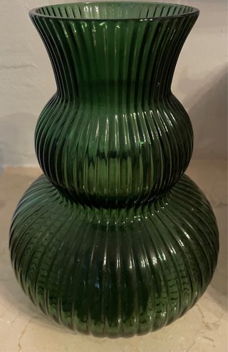 Jarrón de cristal verde acanalado