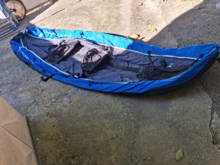 Canoa de tela y plástico con remos hinchable.