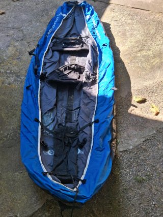 Canoa de tela y plástico con remos hinchable.