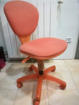 Silla de oficina naranja con ruedas